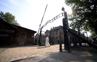 O Papa Francisco sob o tristemente famoso letreiro “O Trabalho Liberta”, na entrada do campo de concentração nazista de Auschwitz, em Oswiecim, Polônia, em 29 de julho de 2016.