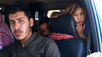 Una familia siria se traslada a una zona más segura de Idlib, ante la posible ofensiva en la provincia.
