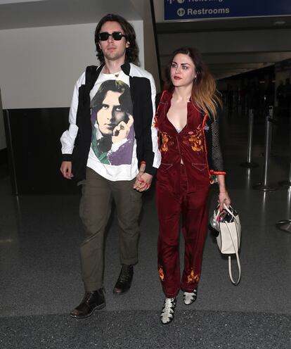 It was just a few days ago, last October 25, when Frances Bean Cobain, visual artist and only daughter of Nirvana's leader Kurt Cobain and his widow Courtney Love, married Riley Hawk, son of the most famous skateboarder of all time, Tony Hawk. The two, aged 31 and 30, respectively, have been together since 2021, but the relationship was not made public until August 2022, when she celebrated her 30th birthday by posting a carousel of photos on her Instagram profile, which included a selfie with her now husband.