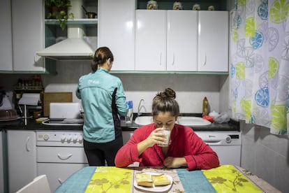 Laura empieza su jornada a las siete y media de la mañana desayunando con su madre. Toma siempre un té pakistaní con leche y tostadas con mantequilla. Su padre sale de casa a las cinco de la mañana para trabajar como conductor de autobús.