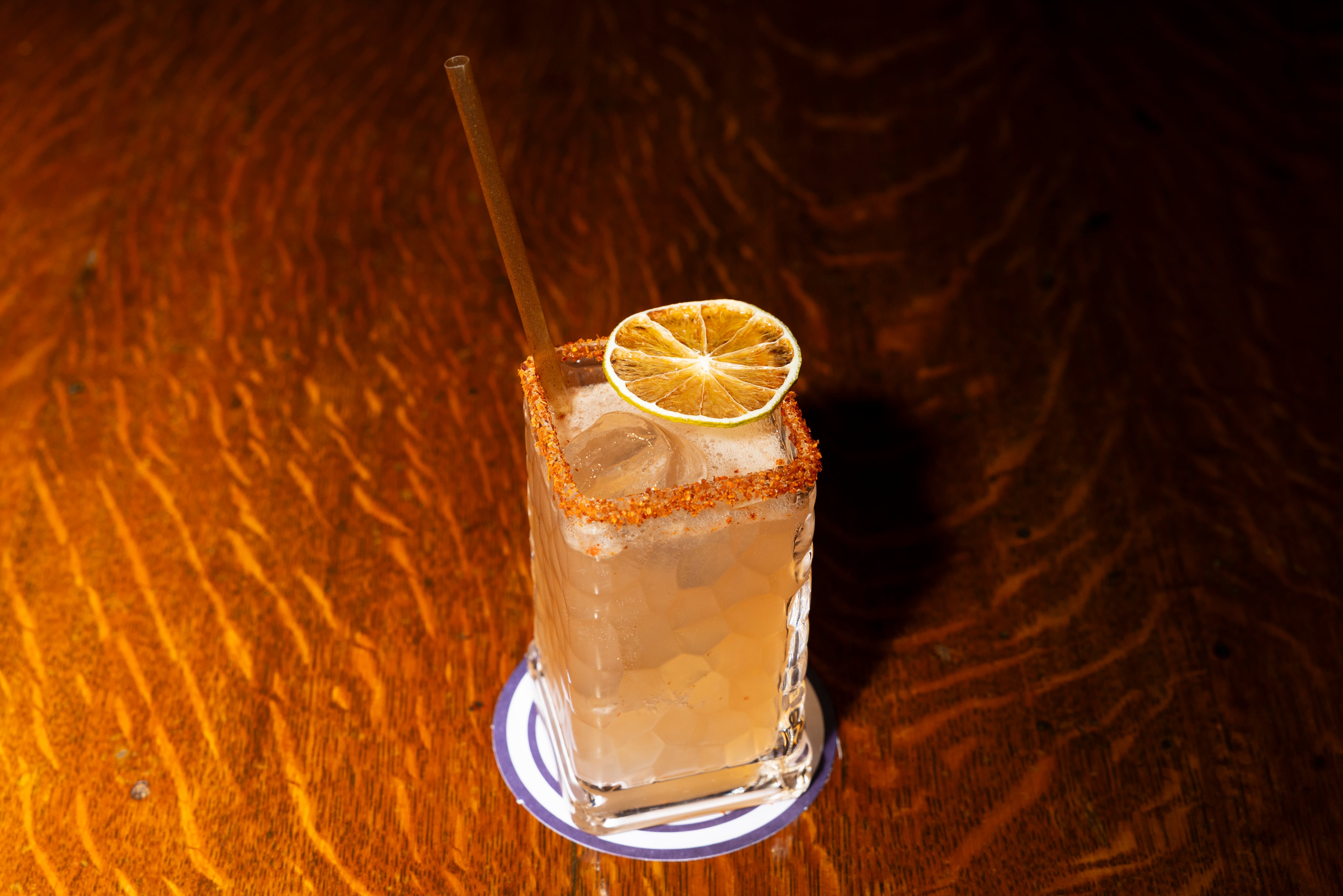 La Paloma del Cock lleva tequila, zumo de lima, zumo de pomelo y soda de pomelo.