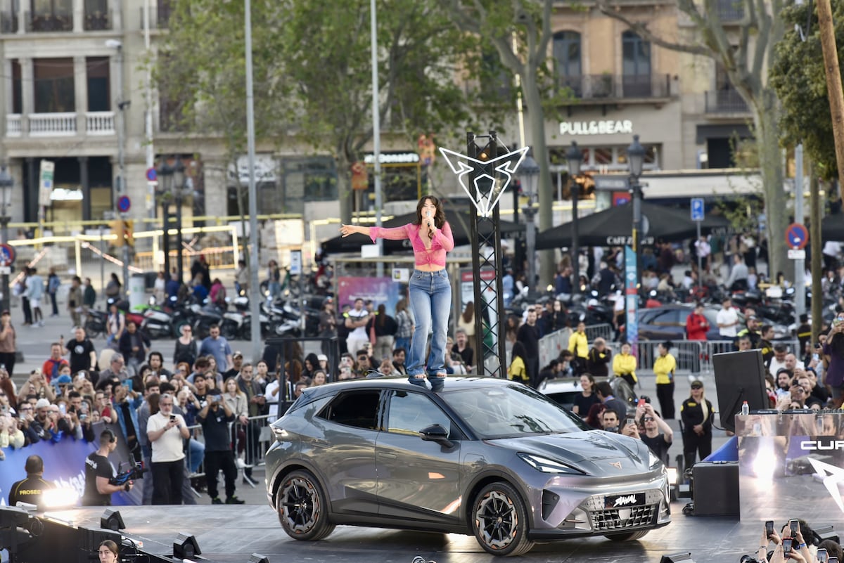 Nathy Peluso irrumpe en Barcelona en un concierto sorpresa a lomos del nuevo Cupra Raval