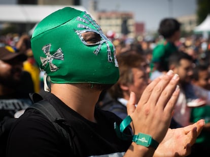 Un aficionado de la selección mexicana aplaude durante la transmisión del partido en contra de Polonia, en Ciudad de México, el 22 de noviembre de 2022.