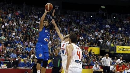 Marco Belinelli lanza ante Pau Ribas.