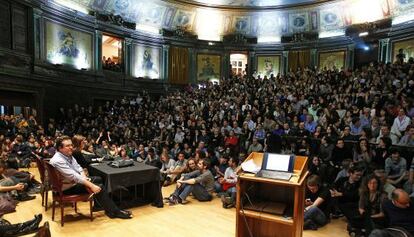 Asamblea de médicos en el Colegio de Médicos de Madrid.