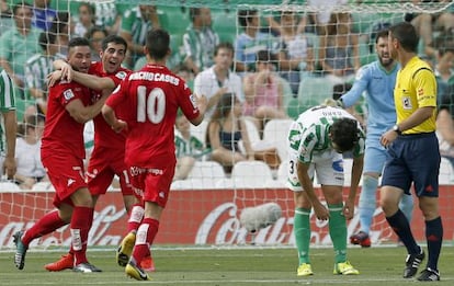 Los jugadores del Sporting celebran uno de los goles al Betis.