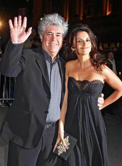 Pedro Almodóvar y Penélope Cruz saludan en la gala neoyorquina.