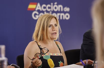 La delegada del Gobierno, Pilar Bernabé, en la reunión con el comisionado especial para la reconstrucción y reparación de los daños provocados por la dana, José María Ángel, UGT, CCOO y la CEV, este lunes.
