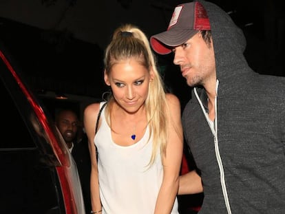 Enrique Iglesias y Anna Kournikova saliendo de un restaurante en Los Ángeles, en julio de 2016.