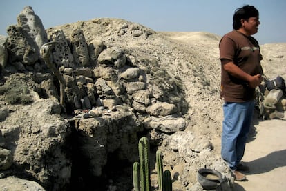 El Brujo, yacimiento de turbulento pasado (y presente) cercano a Trujillo, no engaña. El nombre le viene de raza: estamos territorio de chamanes, de encuentros habituales para brujos y hechiceros, de 'mesadas'. En la imagen, un chaman local junto a un altar y un cactus San Pedro) minutos antes de descender al pozo ceremonial para realizar una limpieza de alma a un grupo de expectantes periodistas.