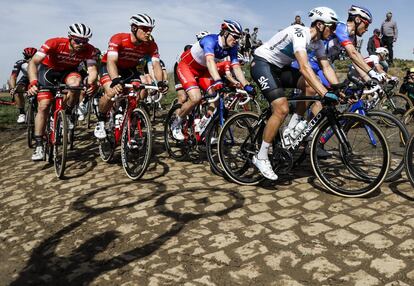 La sombra de un fan es proyectada al paso de un grupo de ciclistas durante la carrera Paris Roubaix (Francia), el 8 de abril de 2018.