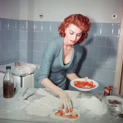 Pocas cosas más italianas que esto: Sophia Loren preparando pizza. La imagen es de 1965.