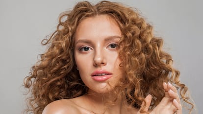 Chica con el pelo rizado.