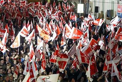 Aspecto de la celebración de la victoria socialista ante la sede del PSOE en Madrid el 14-M.