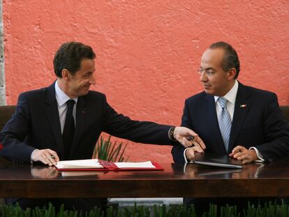 Nicolás Sarkozy y Felipe Calderón, durante la firma de un convenio, en Ciudad de México, el 9 de marzo de 2009.