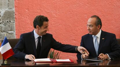 Nicolás Sarkozy y Felipe Calderón, durante la firma de un convenio, en Ciudad de México, el 9 de marzo de 2009.