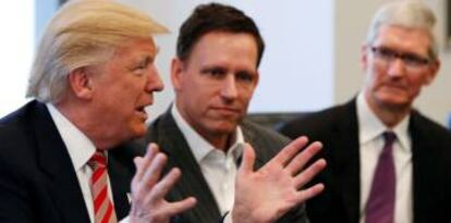 Donald Trump, Thiel y Tim Cook en 2016.