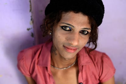 Teena se siente mujer a pesar de que nació varón y se ha convertido en 'chela' (una especie de aprendiz de transexual) para entrar en la estricta comunidad 'hijra' de Bangalore. Su maestro se lleva parte de lo que gana prostituyéndose.