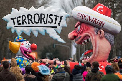 El presidente de Turquía, Recep Tayyip Erdogan, representado en el desfile de carnaval Rose Monday de Dusseldorf.
