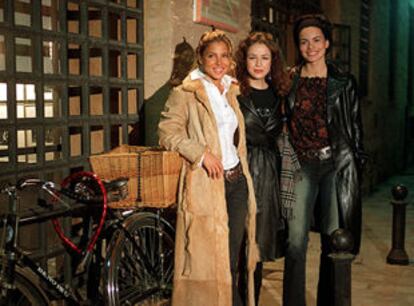 De izquierda a derecha, Elsa Pataky, Silvia Abascal y Vanesa Cabeza, ayer, en Sevilla.