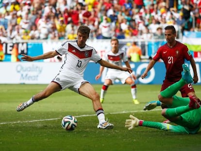 Müller marca um de seus gols contra Portugal.