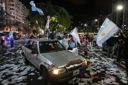 Seguidores de Mauricio Macri en la Plaza de La República en Buenos Aires, Argentina, celebran la victoria.