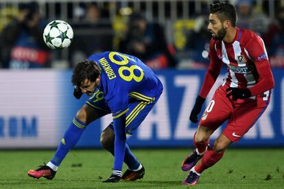 Aleksandr Erokhin (izquierda) del FK Rostov no consigue el balón ante la presencia de Yannick Ferreira del Atlético de Madrid.