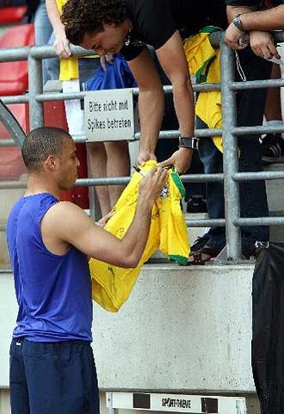 Ronaldo y Adriano formarán esta tarde la pareja atacante de Brasil ante Ghana tras la lesión de Robinho.