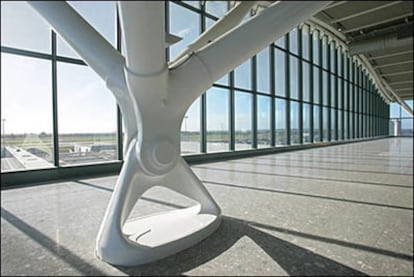 Imagen del interior de la nueva terminal del aeropuerto londinense de Heathrow, diseñada por Norman Foster.