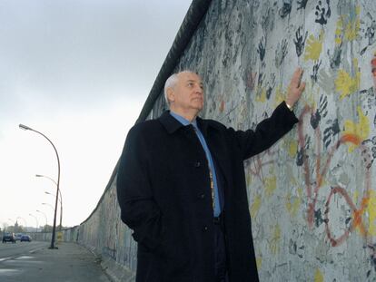 El premio Nobel de la Paz, Mijaíl Gorbachov, junto al Muro de Berlín, en mayo de 1998.