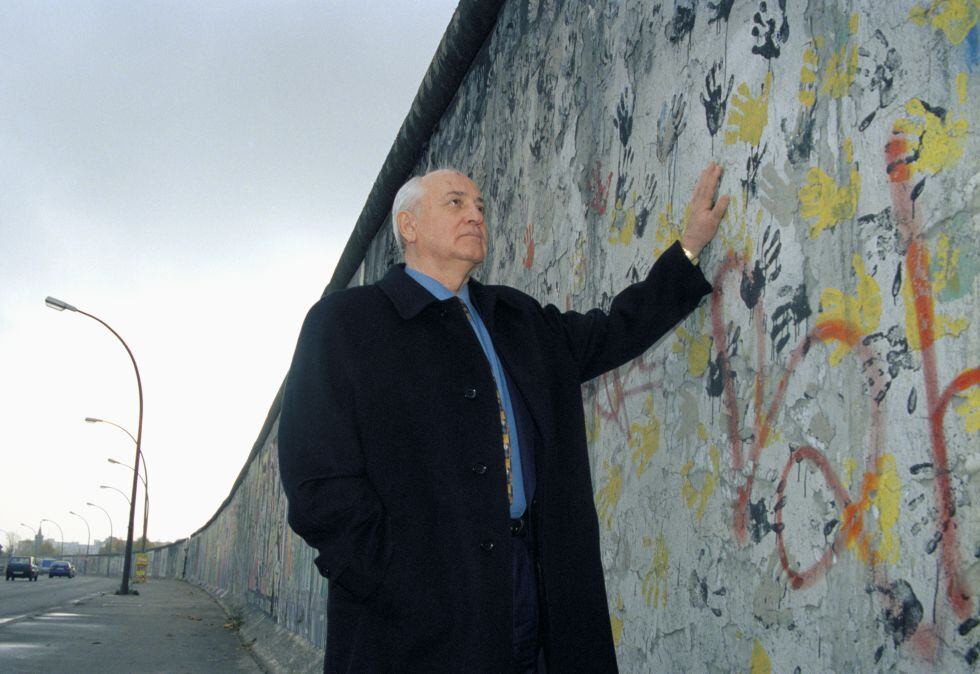 El Premio Nobel de la Paz, Mijaíl Gorbachov, junto al muro de Berlín, en mayo de 1998.