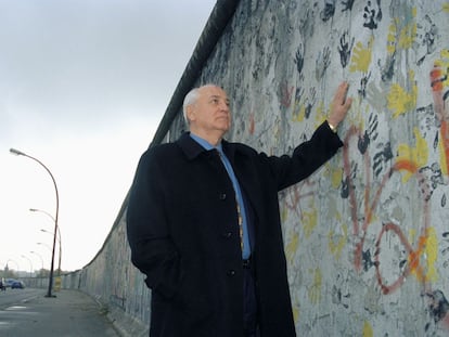 Mijaíl Gorbachov, junto al muro de Berlín, en mayo de 1998.