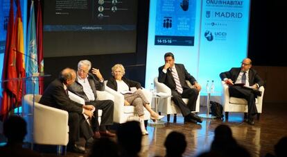 Mesa redonda del foro ONU-Habitat, con la participaci&oacute;n de la alcaldesa de Madrid, Manuela Carmena, y el exalcalde de Barcelona, Joan Clos.