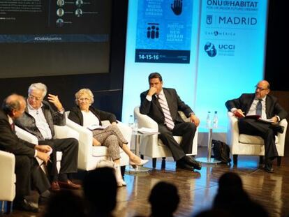 Mesa redonda del foro ONU-Habitat, con la participaci&oacute;n de la alcaldesa de Madrid, Manuela Carmena, y el exalcalde de Barcelona, Joan Clos.