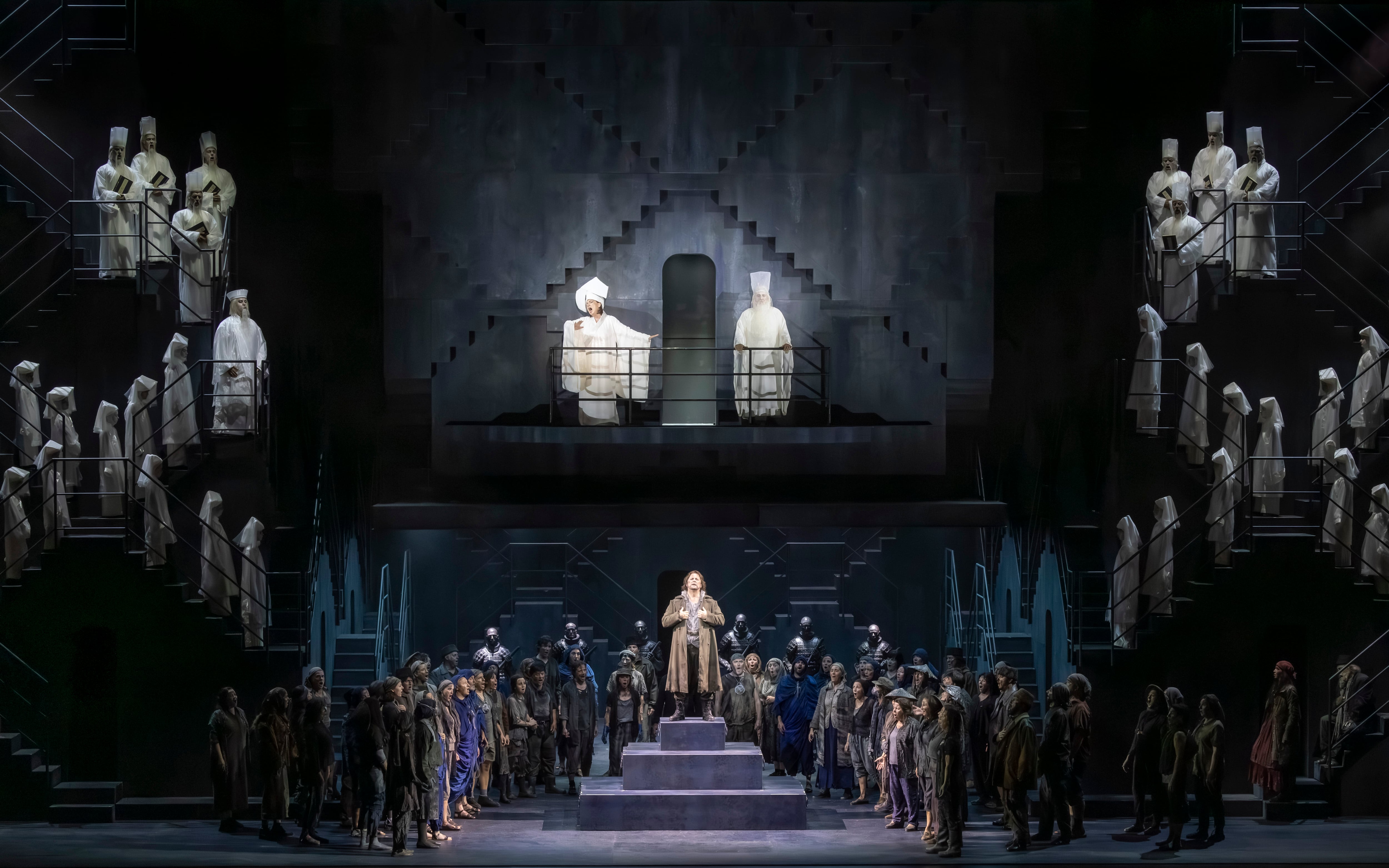 (En el centro) el tenor Gregory Kunde (Calaf) y (encima de él) la ‘mezzosoprano’ Ekaterina Semenchuk (Turandot) y el tenor Josep Fadó (Altoum), durante el segundo acto de la ópera de Puccini, el 3 de junio en el Palau de les Arts de Valencia.