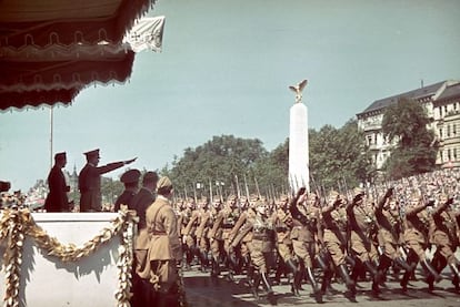 Miembros de la legión Cóndor desfilan ante Hitler tras la campaña realizada en España.