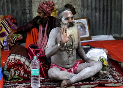Un sadhu (hombre santo hindú) bendice a un devoto en el camino a Gangasagar, en Calcuta (India).