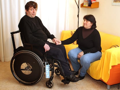 Gavril Gavris junto a su esposa, Corina, en la vivienda en la que les deja estar gratis su casera.