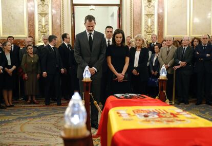 Los Reyes, en la capilla ardiente del exvicepresidente del Gobierno, fallecido a mediodía de este viernes como consecuencia de un ictus que sufrió dos días antes en su casa.