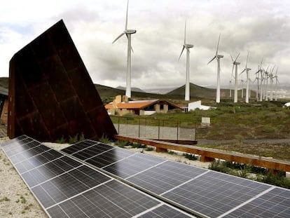 Paneles de energía solar fotovoltaica y una instalación eólica