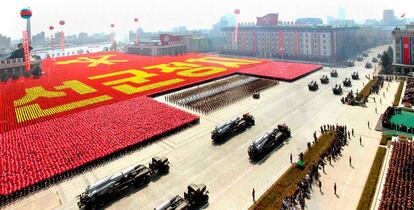 Pase de misiles durante el desfile militar que conmemora el centenario del nacimiento de Kim Il-sung.
