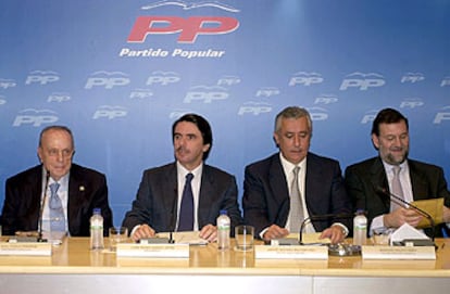 Aznar, en la reunión del Comité Ejecutivo del PP, junto a Fraga, Arenas y Rajoy.