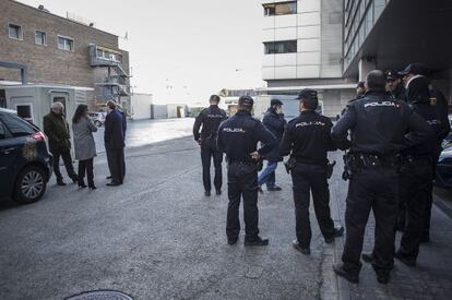 Policiais e membros da diretoria do EL PAÍS e PRISA, na sede.