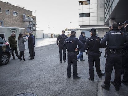 Policiais e membros da diretoria do EL PAÍS e PRISA, na sede.