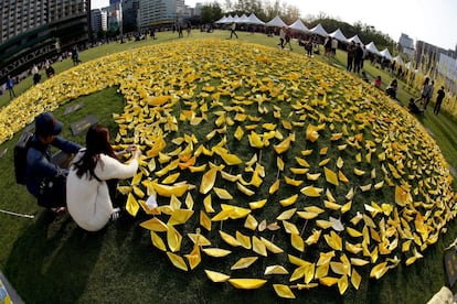 Ciudadanos surcoreanos colocan barcos de papel amarillo en honor a las víctimas del ferry Sewol que se hundió cuando se dirigía a la isla turística de Ieju (Corea del sur). 6 de mayo de 2014.