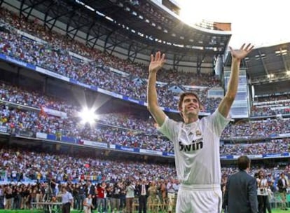 Kaká saluda a los aficionados madridistas en su presentación en el estadio Bernabéu.