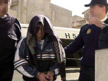 Diego G. B., mientras era conducido ayer por la policía a los juzgados de Alzira.