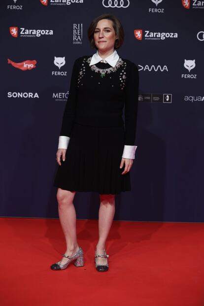 La directora Carla Simón, nominada por Alcarràs, con lleva un vestido de crepe de lana y chaleco de punto con cristales bordados de Teresa Helbig.