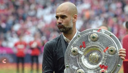 Guardiola posa con el trofeo de la Bundesliga.
