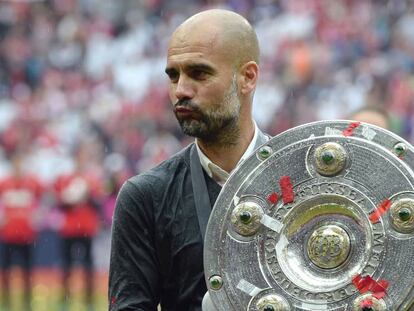 Guardiola posa con el trofeo de la Bundesliga. 